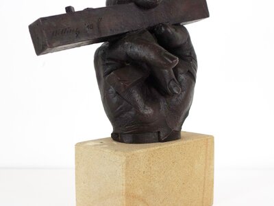 Ohne Titel (Hand mit Leiste) | © Galerie Dr. Markus Döbele